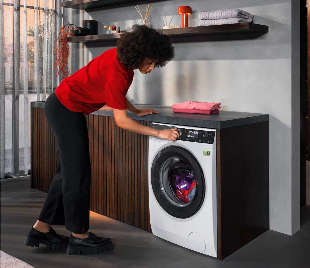 Vrouw bij wasmachine